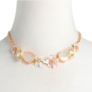 ✨️NWT BETSEY JOHNSON FLOWER STATEMENT NECKLACE🌸✨️